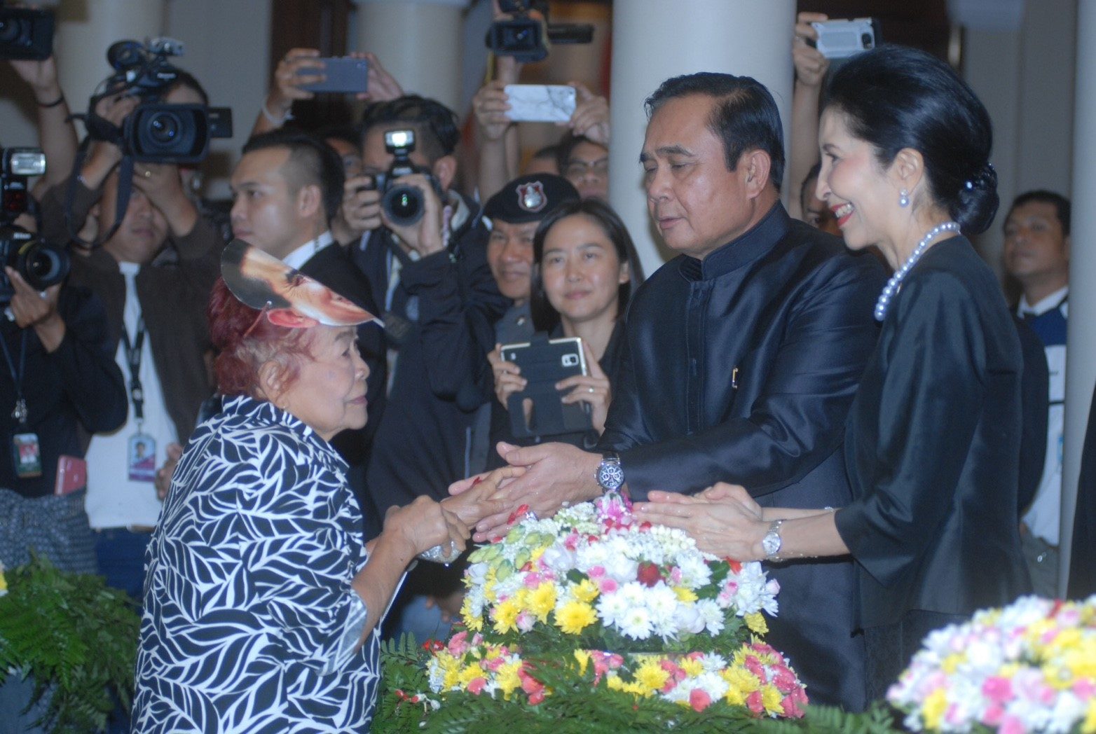 ประยุทธ์ยกเลิกให้ ส.ส.-ส.ว. พรรคการเมือง รดน้ำดำหัวที่ทำเนียบ