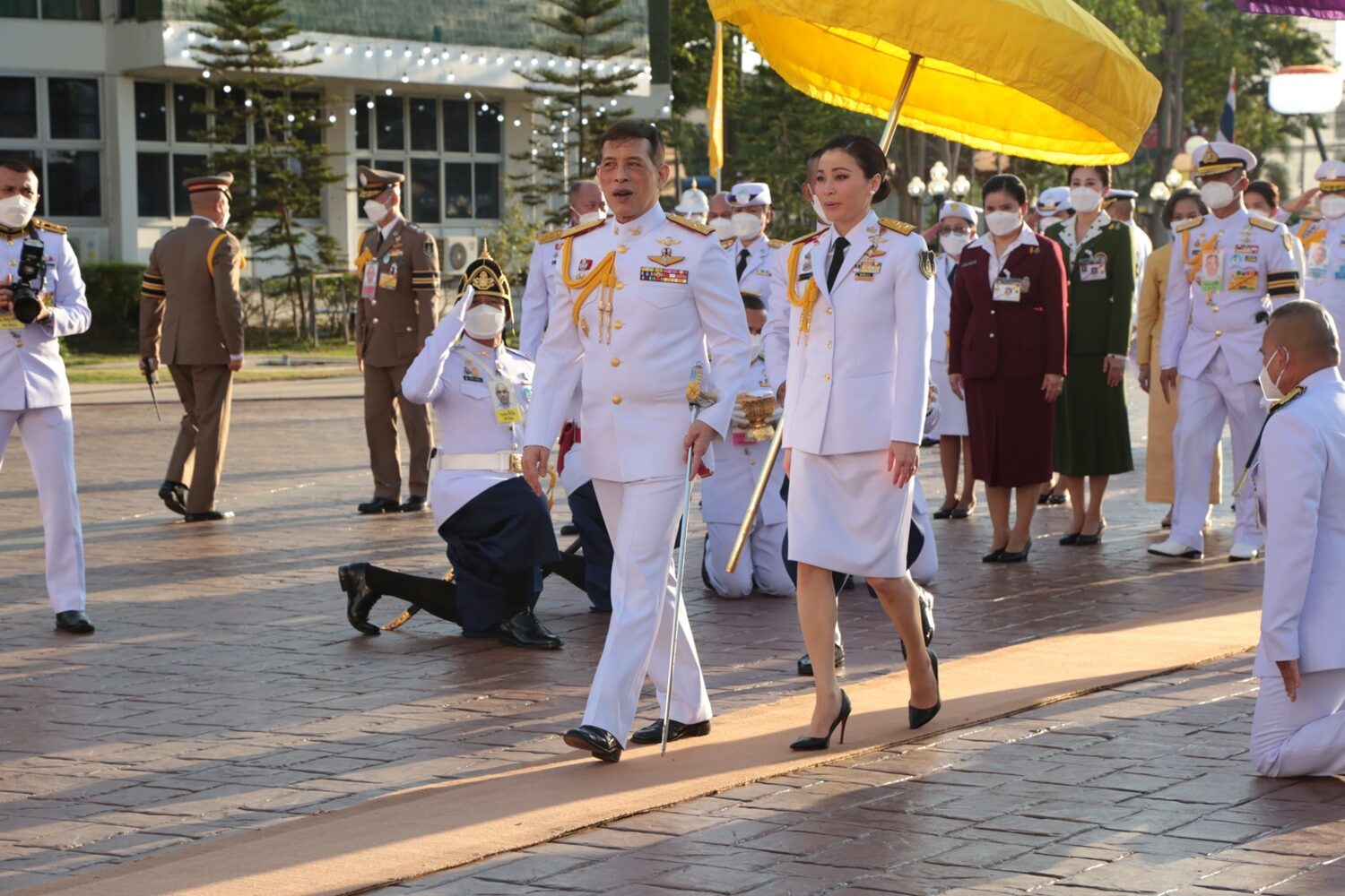 ในหลวง พระราชินี พระราชทานกระบี่ แก่นักเรียนนายร้อยตำรวจ ประจำปี 2563