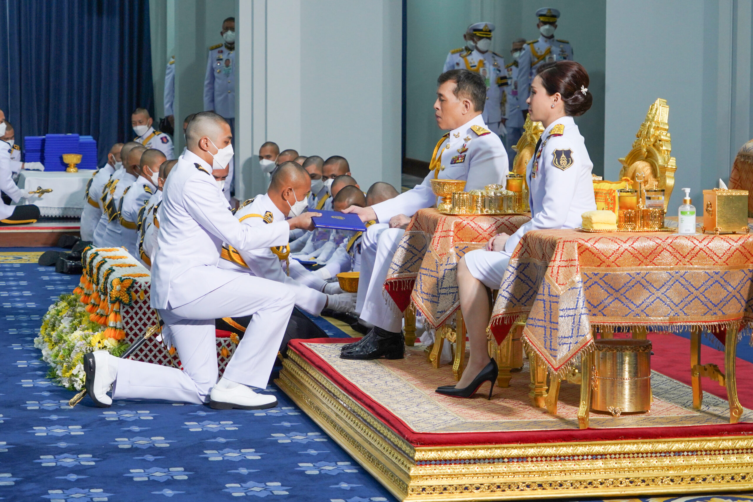 ในหลวง พระราชินี พระราชทานกระบี่และปริญญาบัตร