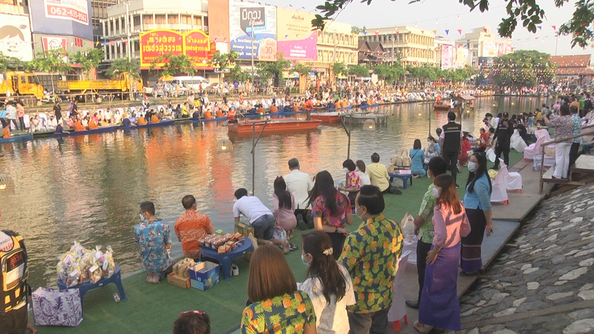 ชาวโคราชทำบุญสงกรานต์ตักบาตรพระ 60 รูป ทางน้ำครั้งแรกของเมือง