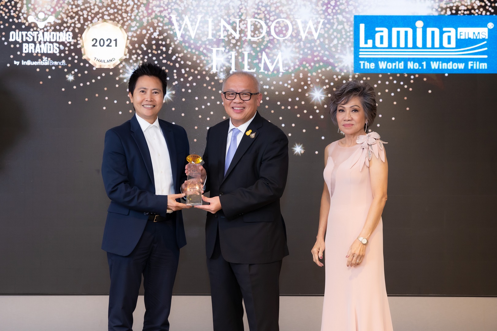 “ลามิน่า” ตัวจริงฟิล์มกรองแสงติดรถยนต์  คว้ารางวัลแบรนด์โดดเด่นสูงสุดต่อเนื่อง