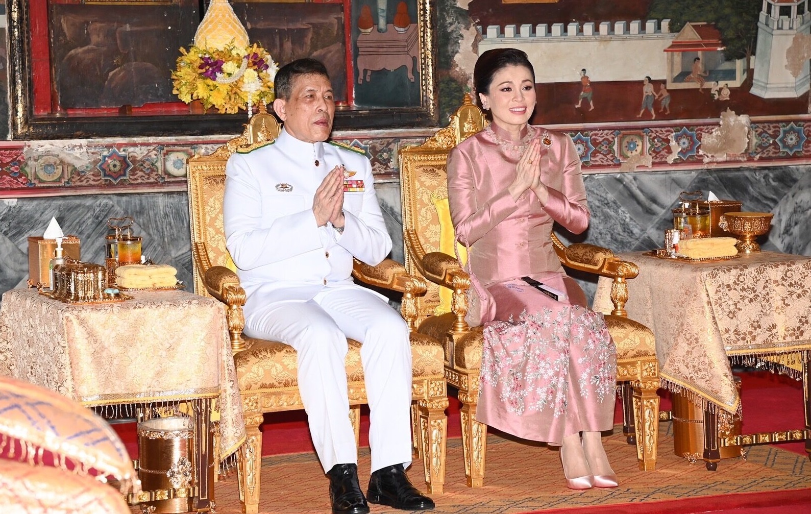 ในหลวง พระราชินี เสด็จฯทรงสักการะพระบรมสารีริกธาตุ ณ พระบรมบรรพต ภูเขาทอง