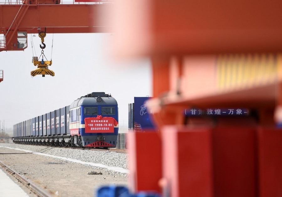 รถไฟจีน-ลาว ขนแร่ใยหิน 530 ตัน 20 ตู้คอนเทนเนอร์ มุ่งสู่ “กรุงเทพ”