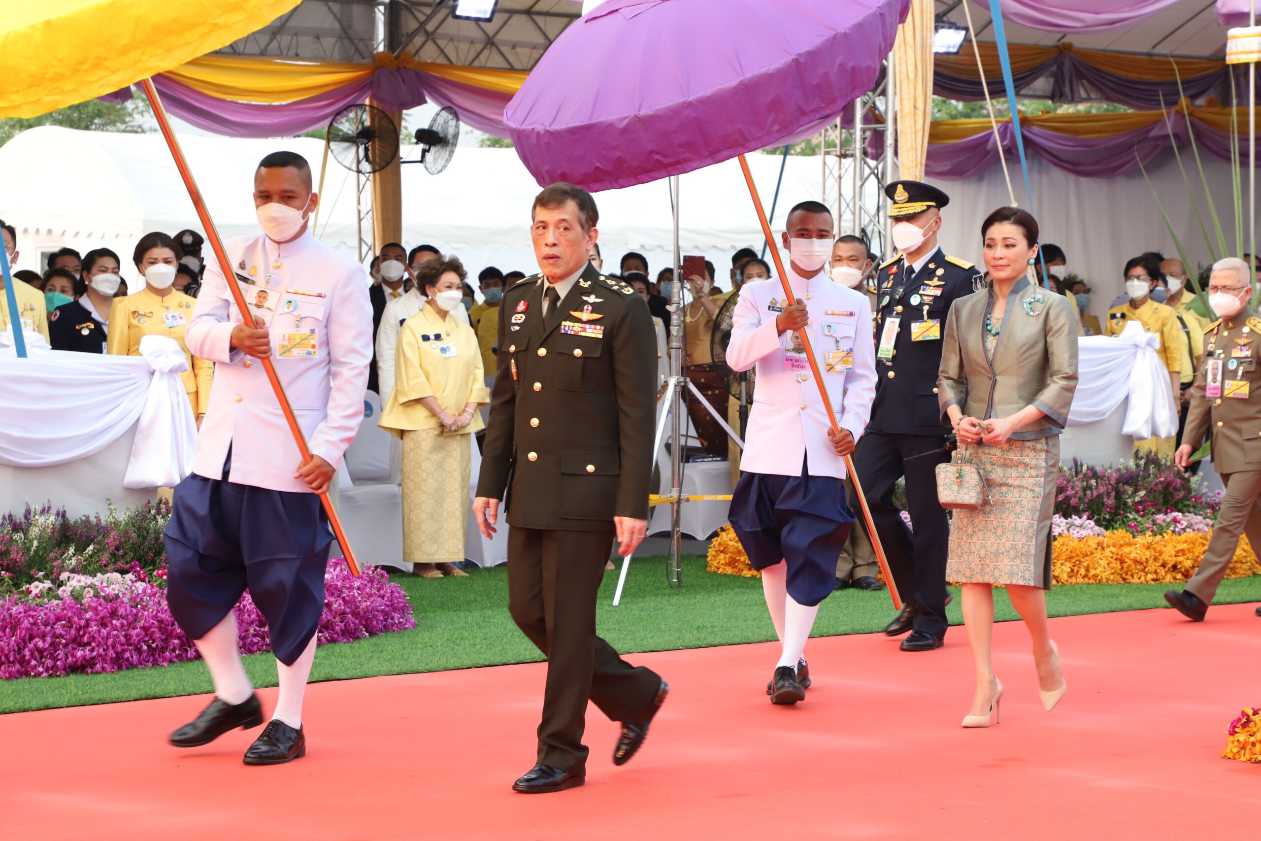 ในหลวง พระราชินี เสด็จฯวางศิลาฤกษ์แท่นฐานพระบรมราชานุสาวรีย์ สมเด็จพระนเรศวรฯ