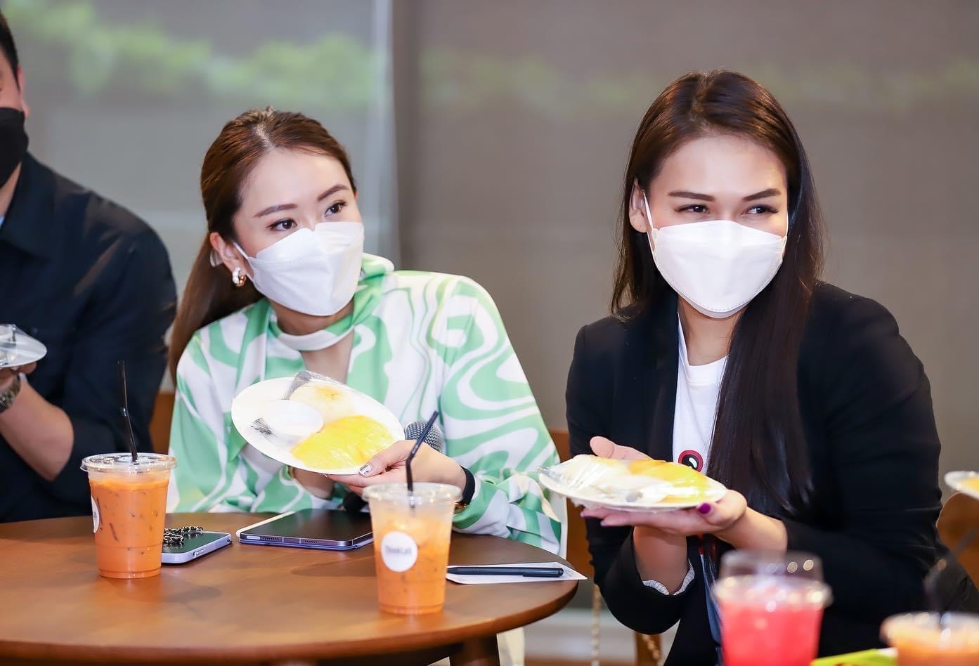 แพทองธาร โชว์กินข้าวเหนียวมะม่วง ฝากติดตามการประชุมใหญ่เพื่อไทย