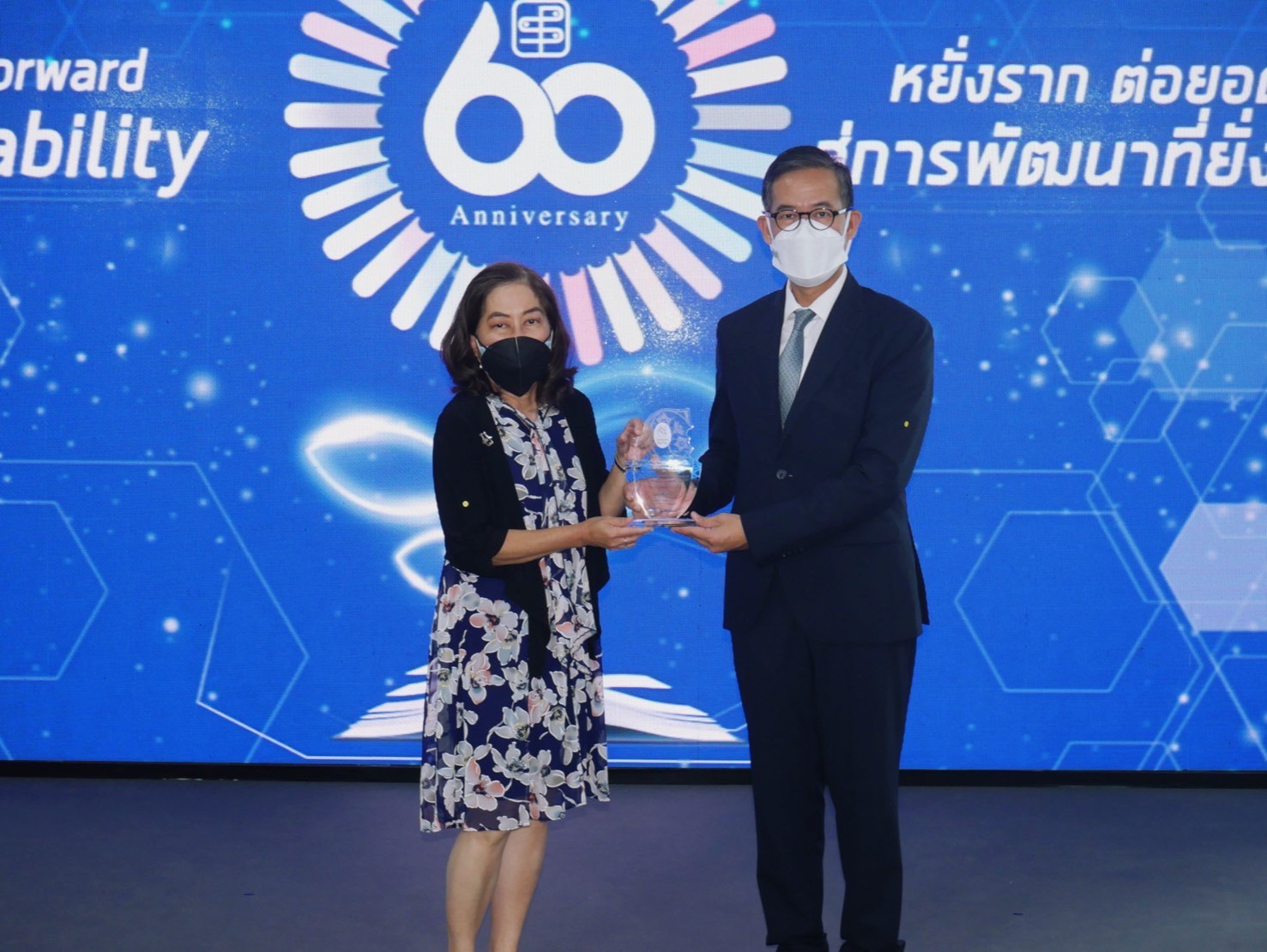ประพันธ์สาส์น มอบรางวัล “ชมนาดเกียรติยศ” ให้ อัญชลี วิวัธนชัย นักเขียนซีไรต์ ปี 2533