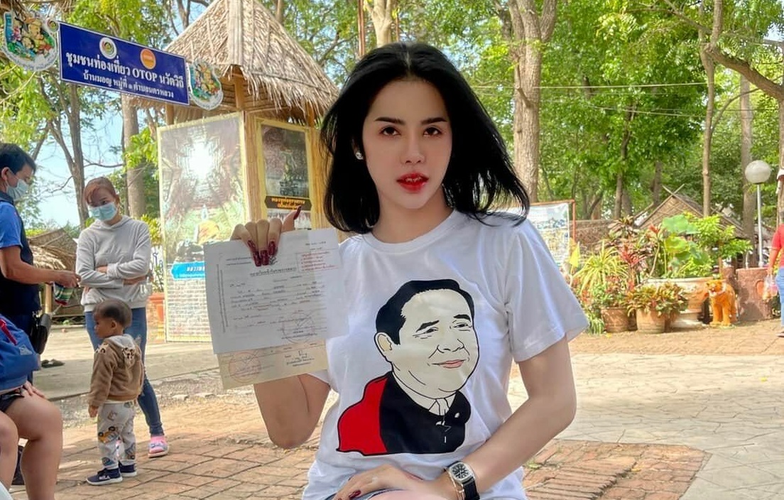 นารา เครปกะเทย ใส่เสื้อรูป “ประยุทธ์” คัดเกณฑ์ทหาร ก่อนถูกสั่งเปลี่ยน
