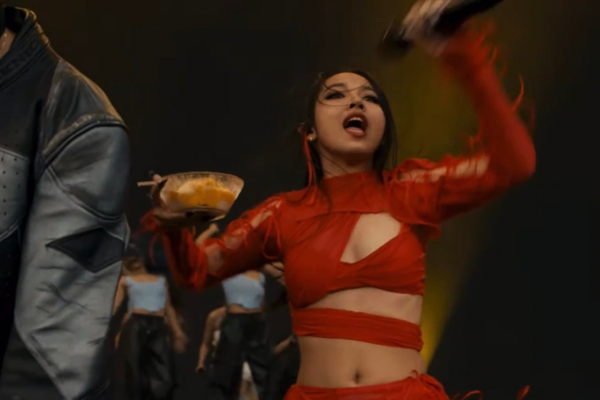 MILLI โชว์กินข้าวเหนียวมะม่วง บนเวที Coachella ในชุดสีแดงสุดแซ่บ