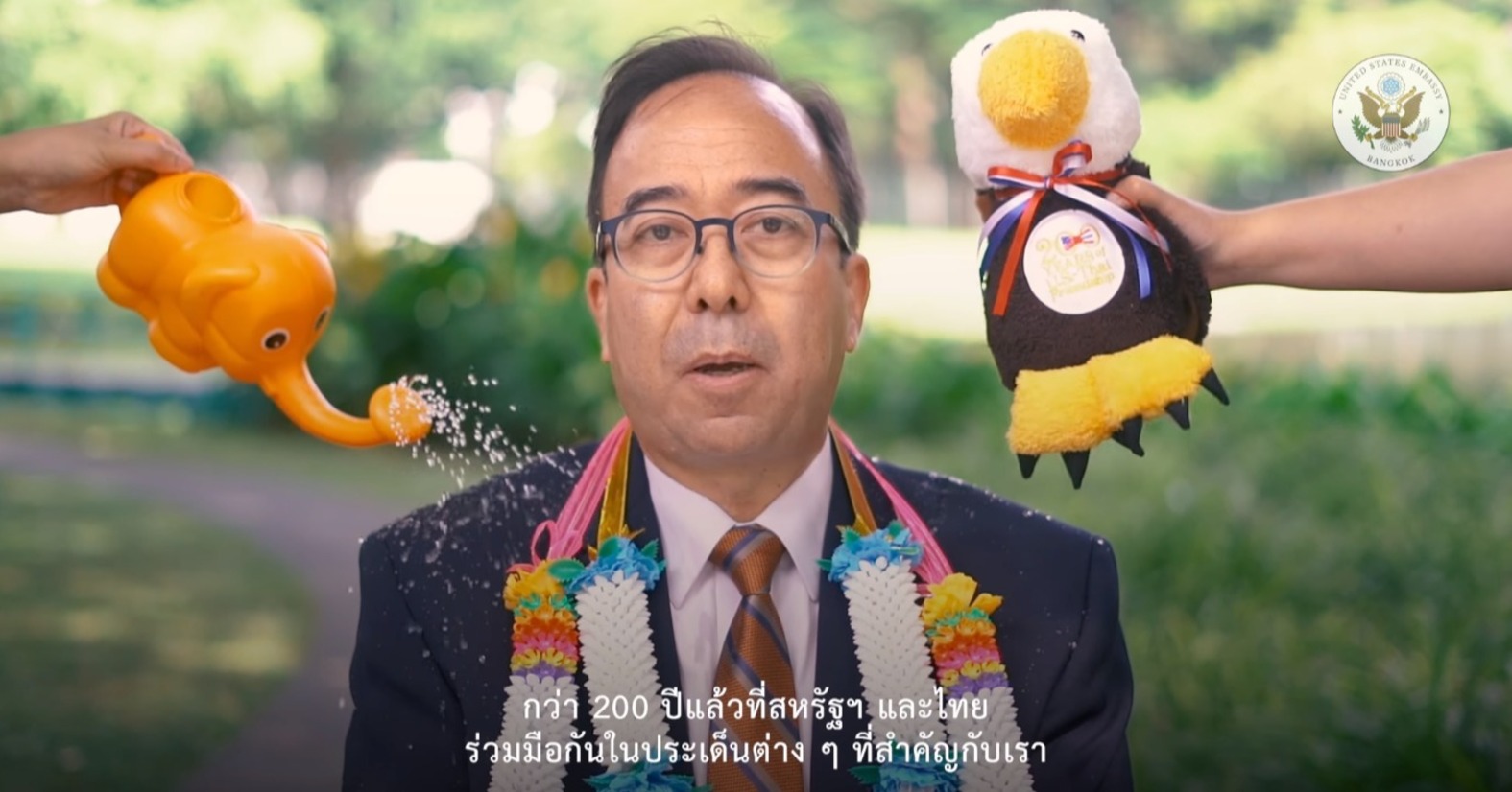 อุปทูตสหรัฐอวยพรสงกรานต์ 2565 พร้อมยืนเคียงบ่าเคียงไหล่คนไทย