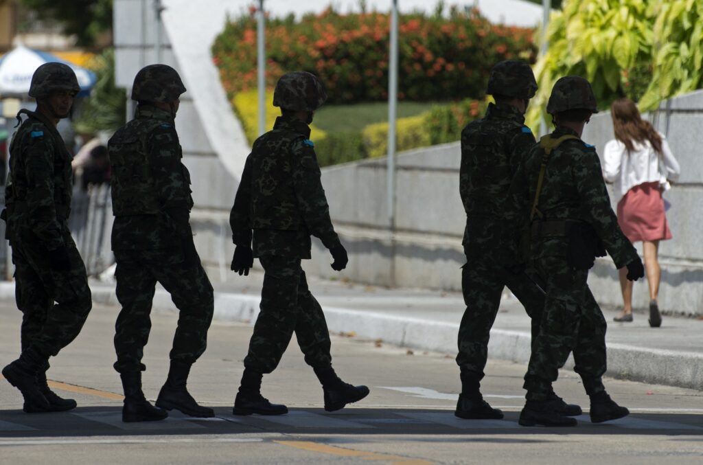 ทหารไทยลาดตระเวนในฐานะแกนนำการประท้วงต่อต้านรัฐบาลพบกับพล.อ.ประยุทธ์ จันทร์โอชา ผบ.ทบ. ที่สโมสรทหารบก กรุงเทพฯ เมื่อวันที่ 22 พฤษภาคม 2557 แกนนำขบวนการ "เสื้อแดง" ที่สนับสนุนรัฐบาลของไทย เรียกร้องให้ 22 พ.ค. การลงประชามติระดับชาติเพื่อแก้ไขปัญหาการหยุดชะงักทางการเมืองที่กระตุ้นให้ผู้บัญชาการทหารบกประกาศกฎอัยการศึก