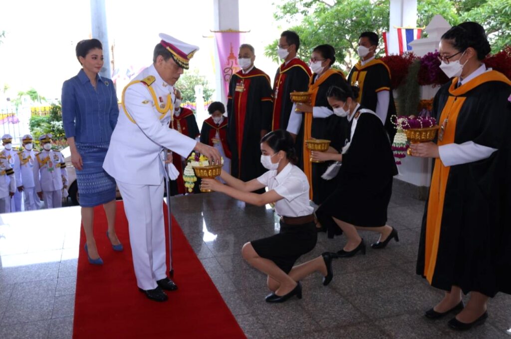 ในหลวง พระราชินี เสด็จฯ พระราชทานปริญญาบัตร ม.ธรรมศาสตร์ วันที่ 3