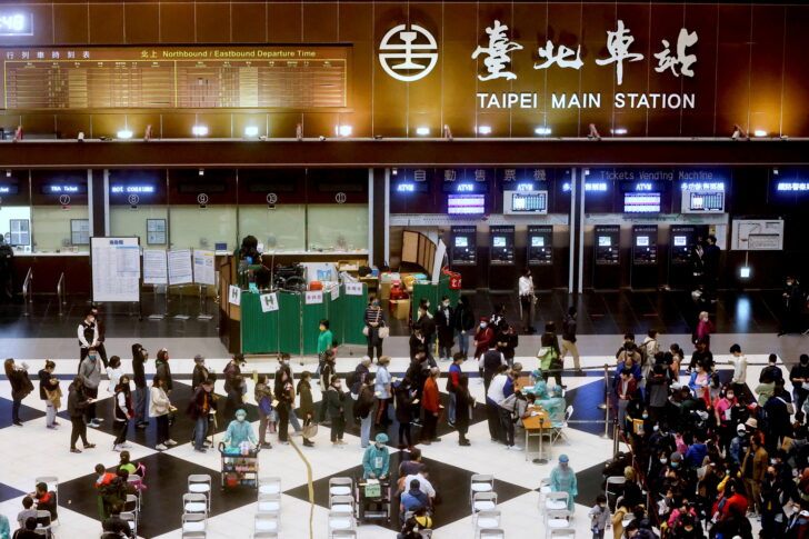 FILE PHOTO: People wait to receive their booster shot of the coronavirus disease (COVID-19) vaccine at the lobby of Taipei main station ไต้หวัน