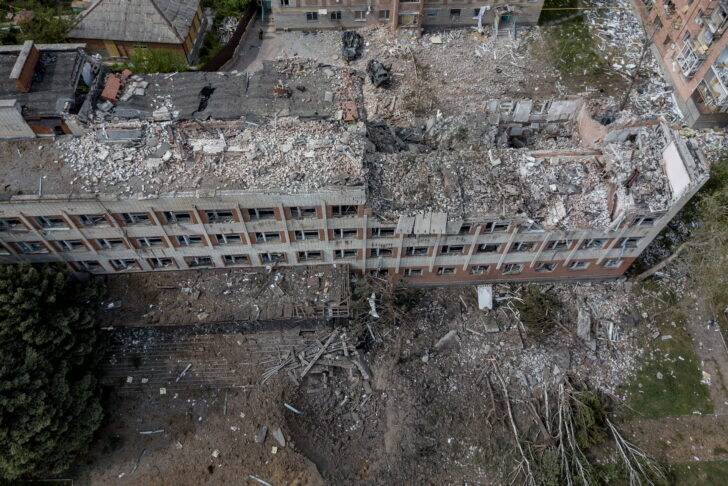 A destroyed building is seen after a rocket attack on a university campus, amid Russia's invasion, in Bakhmut ยูเครนปฏิเสธหยุดยิง แม้รัสเซียถล่มดอนบัสรุนแรง