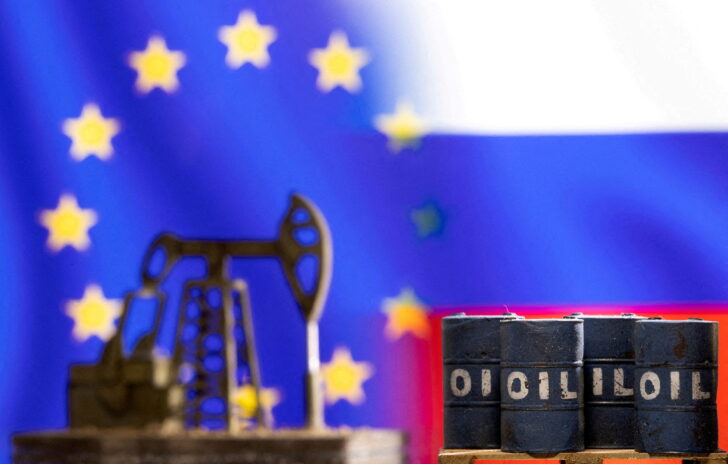 FILE PHOTO: Illustration shows models of oil barrels and a pump jack in front of U.S. and Russia flag colours สหภาพยุโรปแบนนำเข้าน้ำมันรัสเซีย