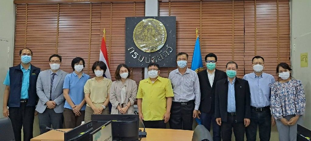 การประชุมผลการตรวจประเมินโรงฆ่าสัตว์ปีกและโรงงานแปรรูปเนื้อสัตว์ปีก จาก Dr. Na-young Kim และ Ms. Eunjung Kwon เจ้าหน้าที่จากกระทรวงความปลอดภัยด้านอาหารและยา (MFDS) แห่งสาธารณรัฐเกาหลี