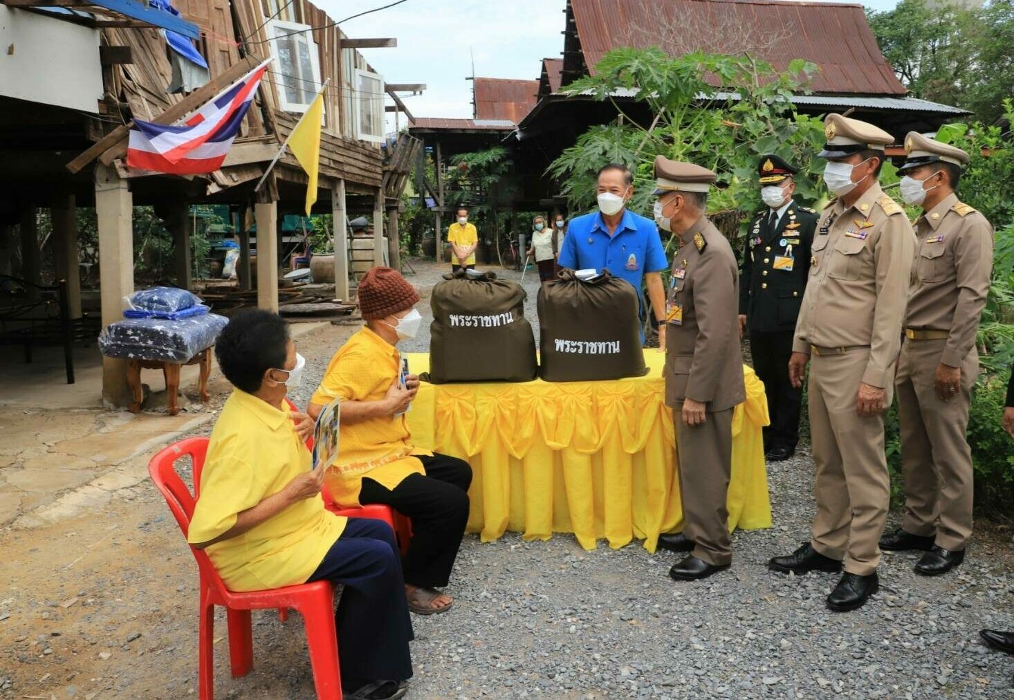 ในหลวง พระราชินี พระราชทานสิ่งของ