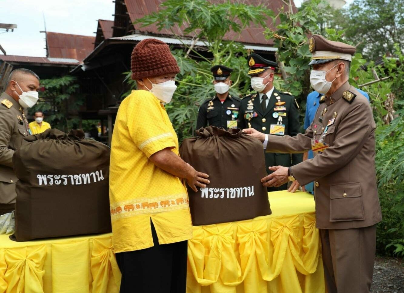 ในหลวง พระราชินี พระราชทานสิ่งของ