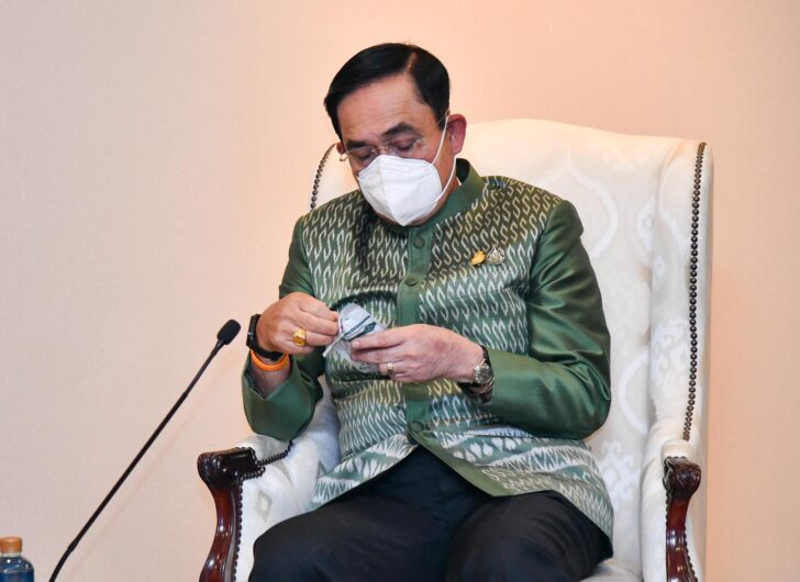 พล.อ.ประยุทธ์ จันทร์โอชา นายกรัฐมนตรี และ รัฐมนตรีว่าการกระทรวงกลาโหม ให้สัมภาษณ์ภายหลังการประชุม คณะรัฐมนตรี (ครม.) PHOTO : THAI ROYAL GOVERNMENT/ พล.อ.ประยุทธ์ จันทร์โอชา นายกรัฐมนตรี และ รัฐมนตรีว่าการกระทรวงกลาโหม ให้สัมภาษณ์ภายหลังการประชุม คณะรัฐมนตรี (ครม.) PHOTO : THAI ROYAL GOVERNMENT/