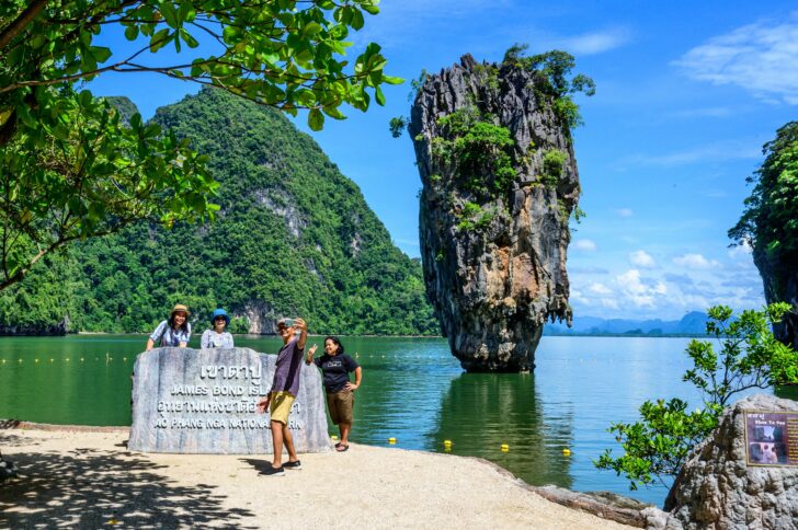 ท่องเที่ยว นักท่องเที่ยวกำลังถ่ายรูปเซลฟี่ ด้านหลังเป็นวิวเขาตาปู