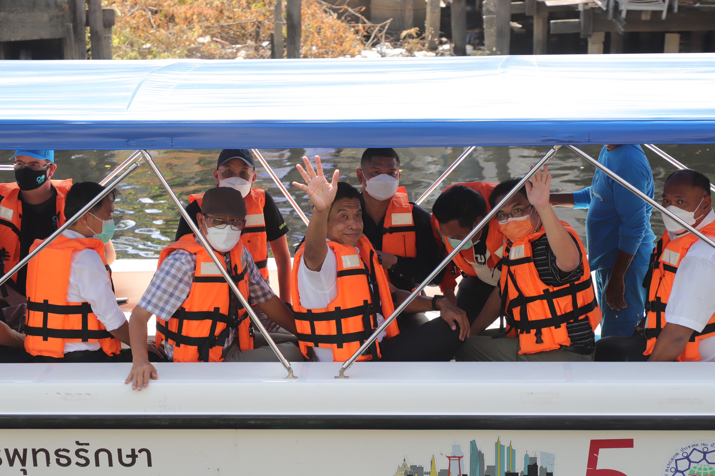 ชัชชาติ X วิโรจน์ ภารกิจแรก ล่องเรือสำรวจคลองลาดพร้าว แก้น้ำท่วม