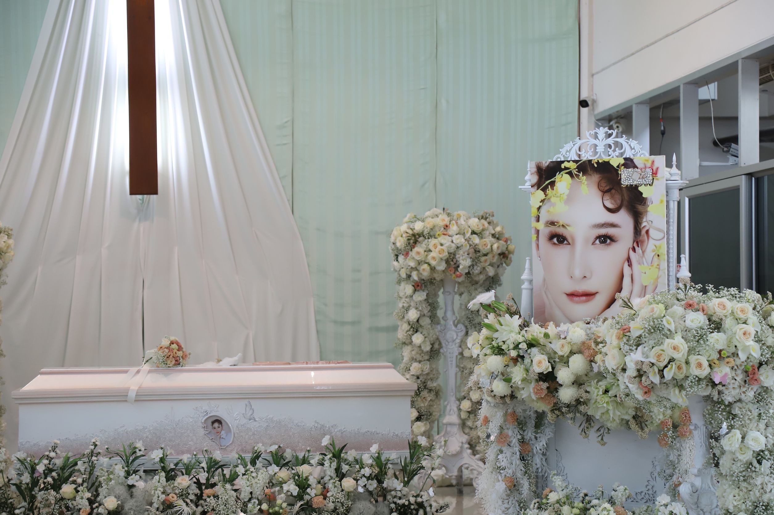 บรรยากาศพิธีฌาปนกิจ แตงโม นิดา ตกแต่งดอกไม้ล้อมรอบโลงศพสีขาว
