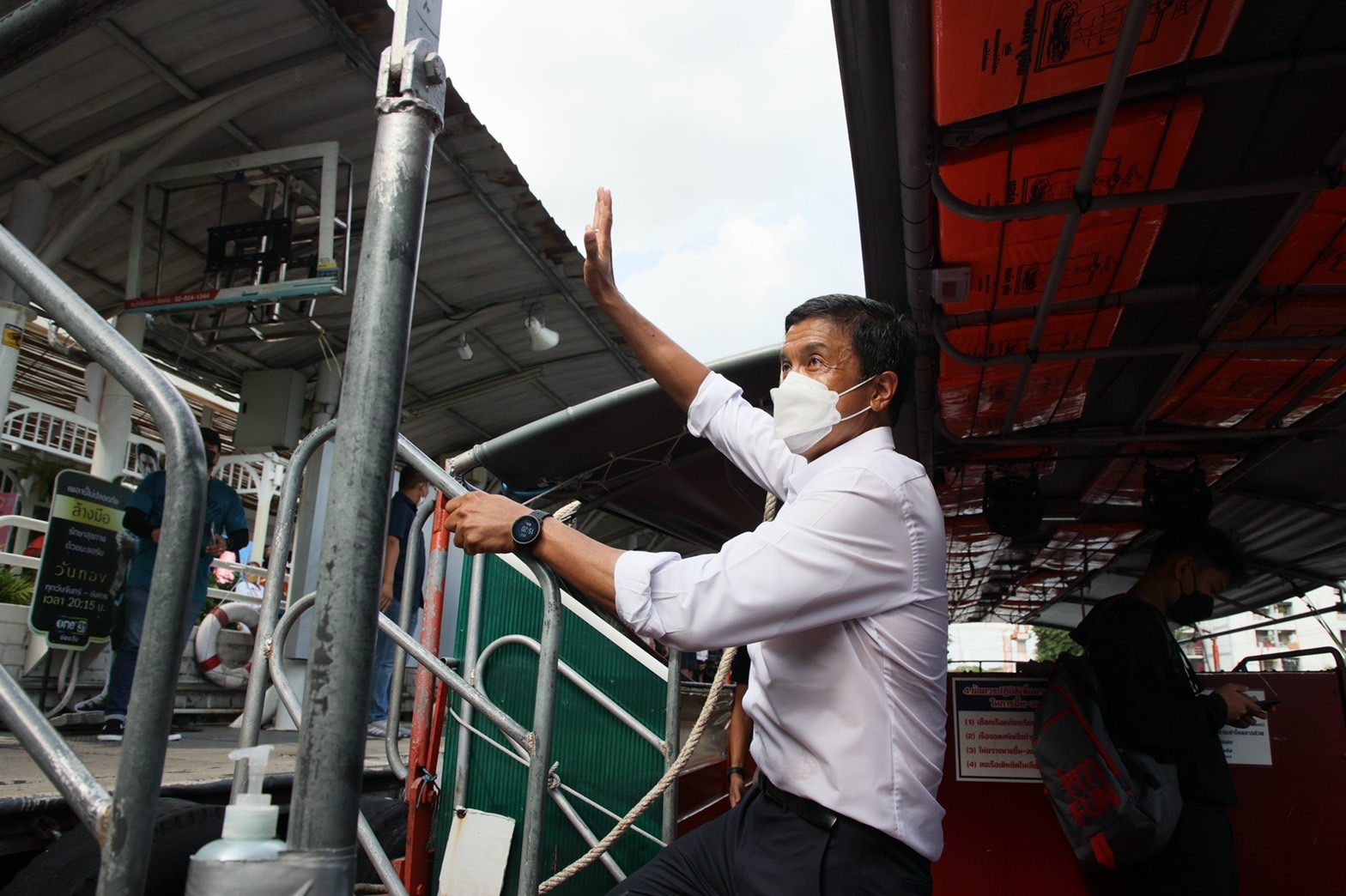 “ชัชชาติ” เล็งจัดระเบียบไซต์ก่อสร้างรถไฟฟ้า ทวง รฟม. สร้างสะพานลอยข้ามถนน
