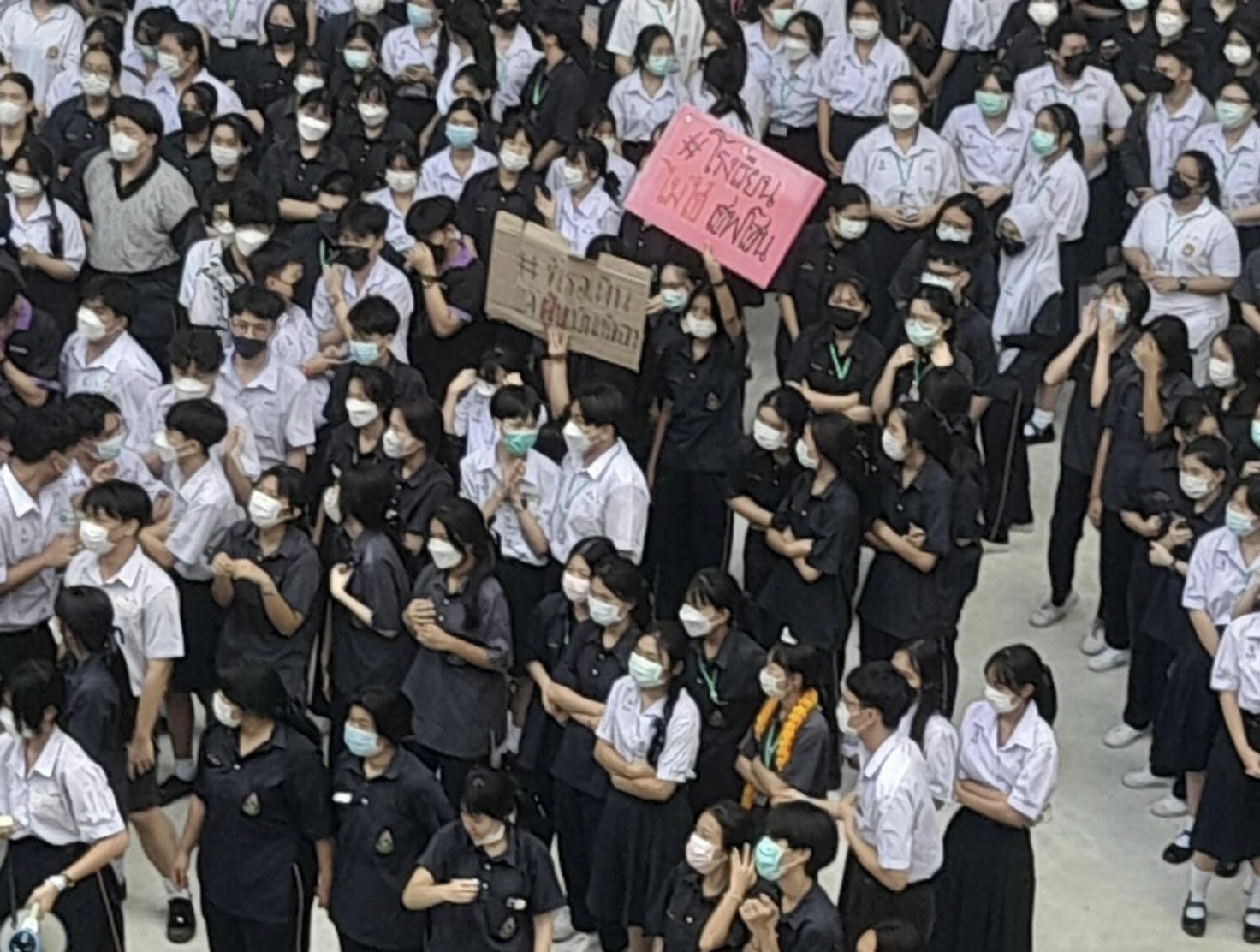 นักเรียนประท้วง โรงเรียนบางปะกอกฯ ไม่พร้อมเปิดเรียน ก่อสร้างไม่เสร็จ