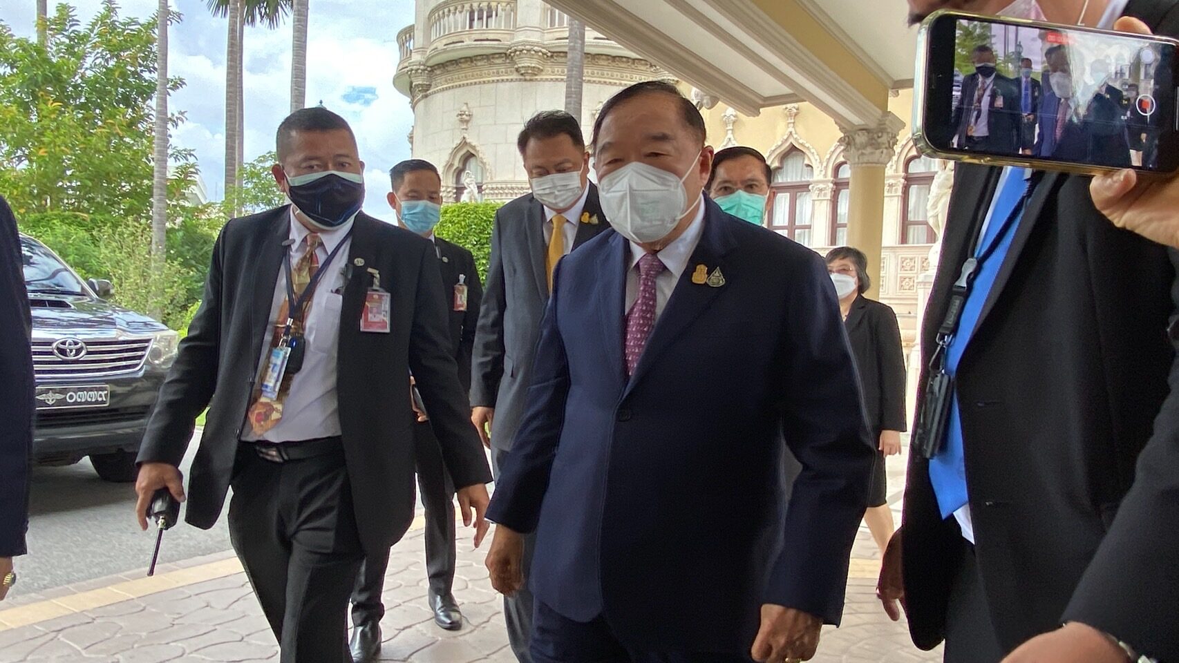 “ประวิตร” เสียงสูง โดนถามเบรก “ธรรมนัส” ร่วมวงกินข้าวเพื่อไทยหรือไม่