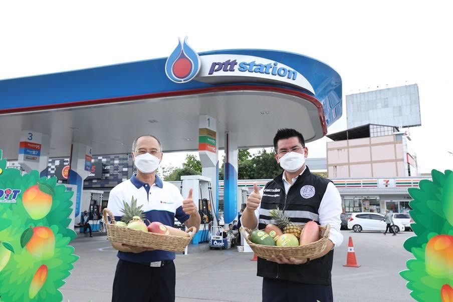 พีทีที สเตชั่น ช่วยพาณิชย์ แจกฟรี! มะม่วงแฟนซี -สับปะรดภูแล 3 แสนกก.