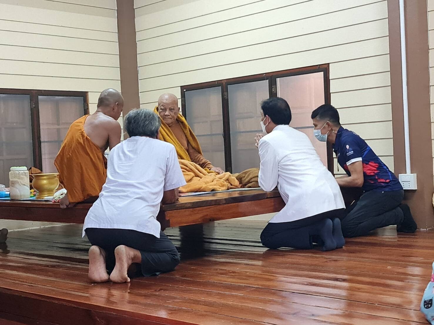 เพจ “หลวงปู่แสง ญาณวโร” ย้ำคำสอน หลังเซียนพระแห่เช่าวัตถุมงคลบูชา