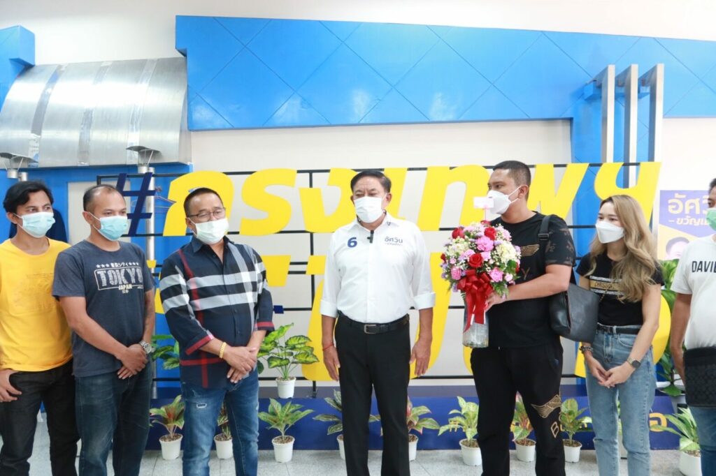 กลุ่มเซียนมวยเชียร์ เข้ามอบดอกไม้ มอบกำลังใจ "พล.ต.อ.อัศวิน ขวัญเมือง" เชียร์ชนะน็อก ผู้ว่าฯ กทม. เป็นที่พึ่งของคนกรุงเทพฯ ต่อไป