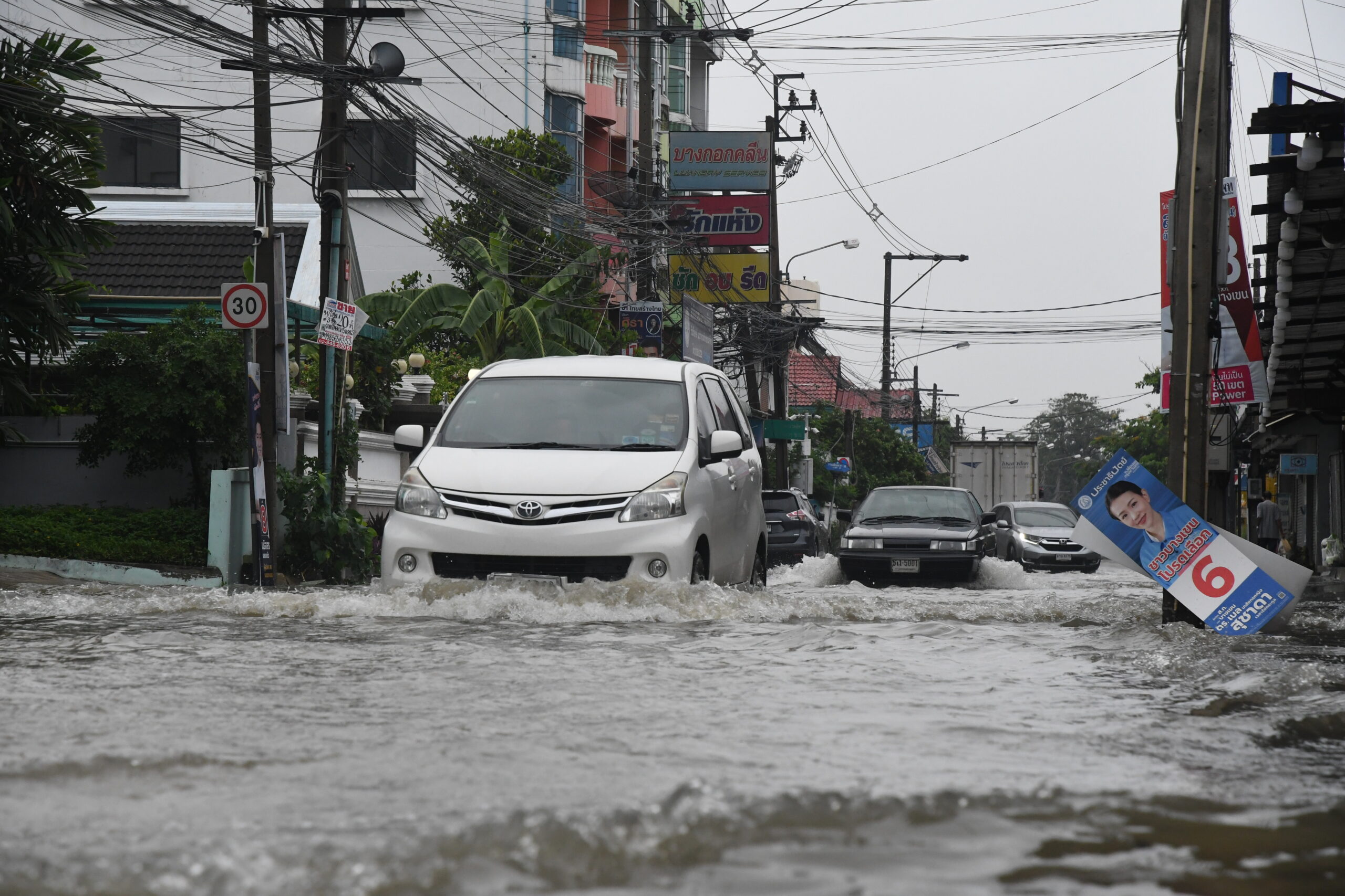 เปิดภาพน้ำท่วมขัง กทม.หลายจุด หลังฝนถล่มช่วงค่ำวานนี้ !