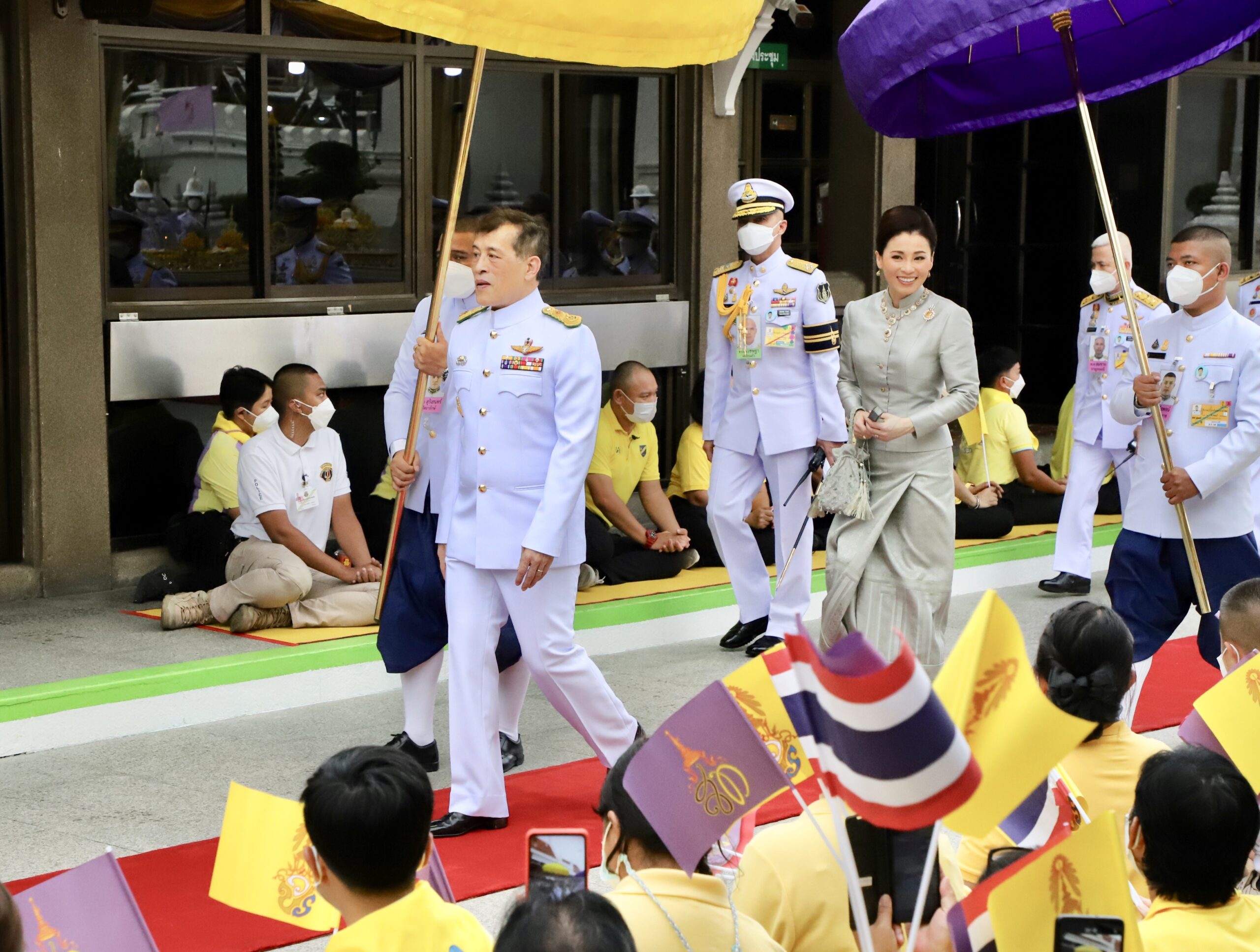 ในหลวง-ราชินี เสด็จฯ ไปทรงบวงสรวงพระหลักเมือง