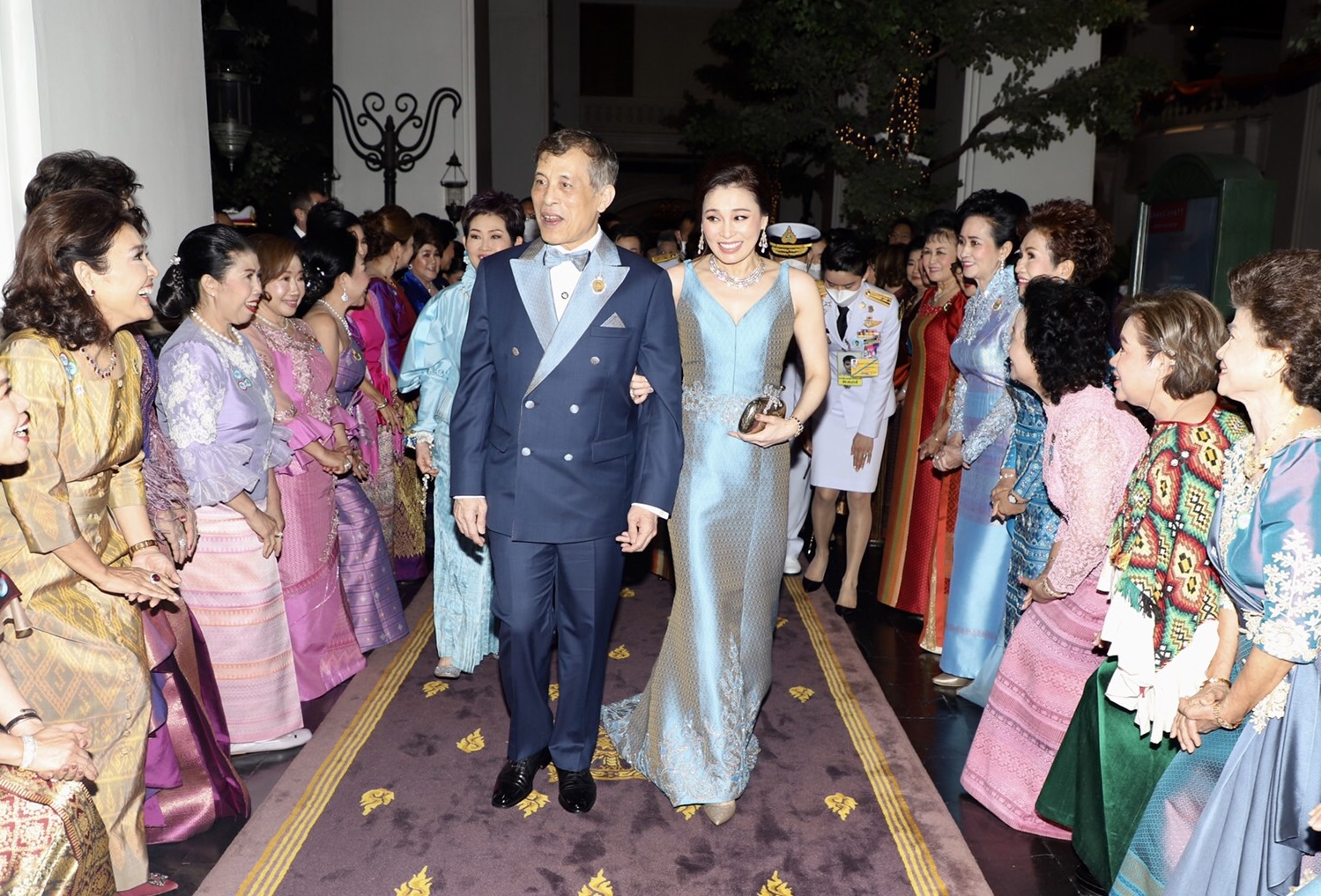 ในหลวง พระราชินี เสด็จฯกาล่าดินเนอร์สยามพัสตราฯ เฉลิมพระเกียรติพระพันปีหลวง
