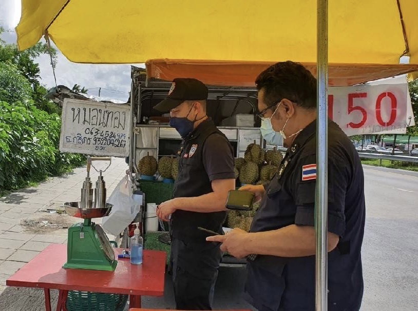 จับพ่อค้ารถเร่ใช้เครื่องชั่งเถื่อนขายทุเรียน โทษหนัก ปรับ 1 หมื่น/ราย