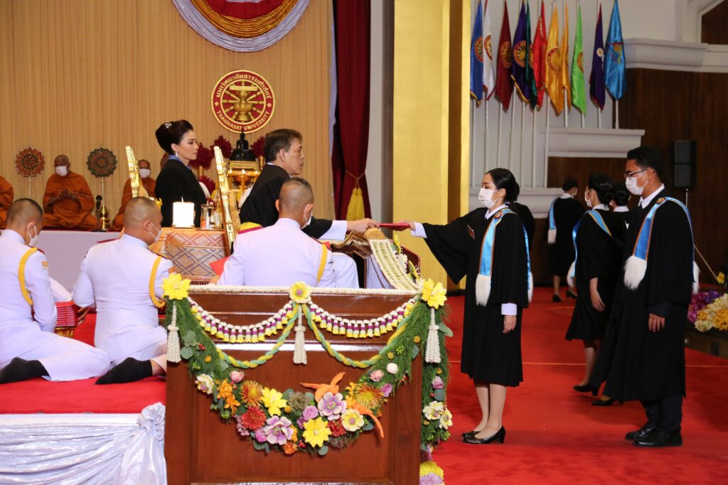 ในหลวง พระราชินี เสด็จฯ พระราชทานปริญญาบัตร ม.ธรรมศาสตร์ วันที่ 3