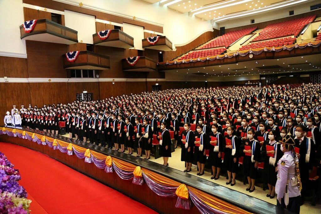 ในหลวง พระราชินี เสด็จฯ พระราชทานปริญญาบัตร ม.ธรรมศาสตร์ วันที่ 3