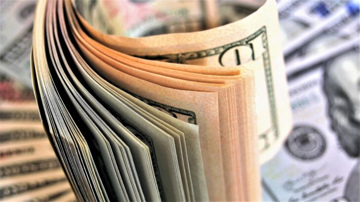 ‘นักลงทุนกอดเงินสด’ สูงสุดรอบ 21 ปี