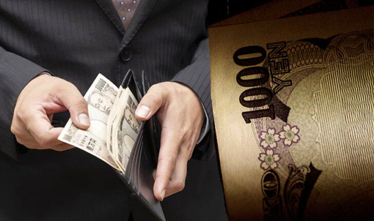 FILE PHOTO: Illustration photo of Japan Yen and U.S. Dollar notes โอนเงินผิด