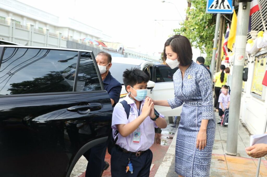 นางสาวตรีนุช เทียนทอง รัฐมนตรีว่าการกระทรวงศึกษาธิการ