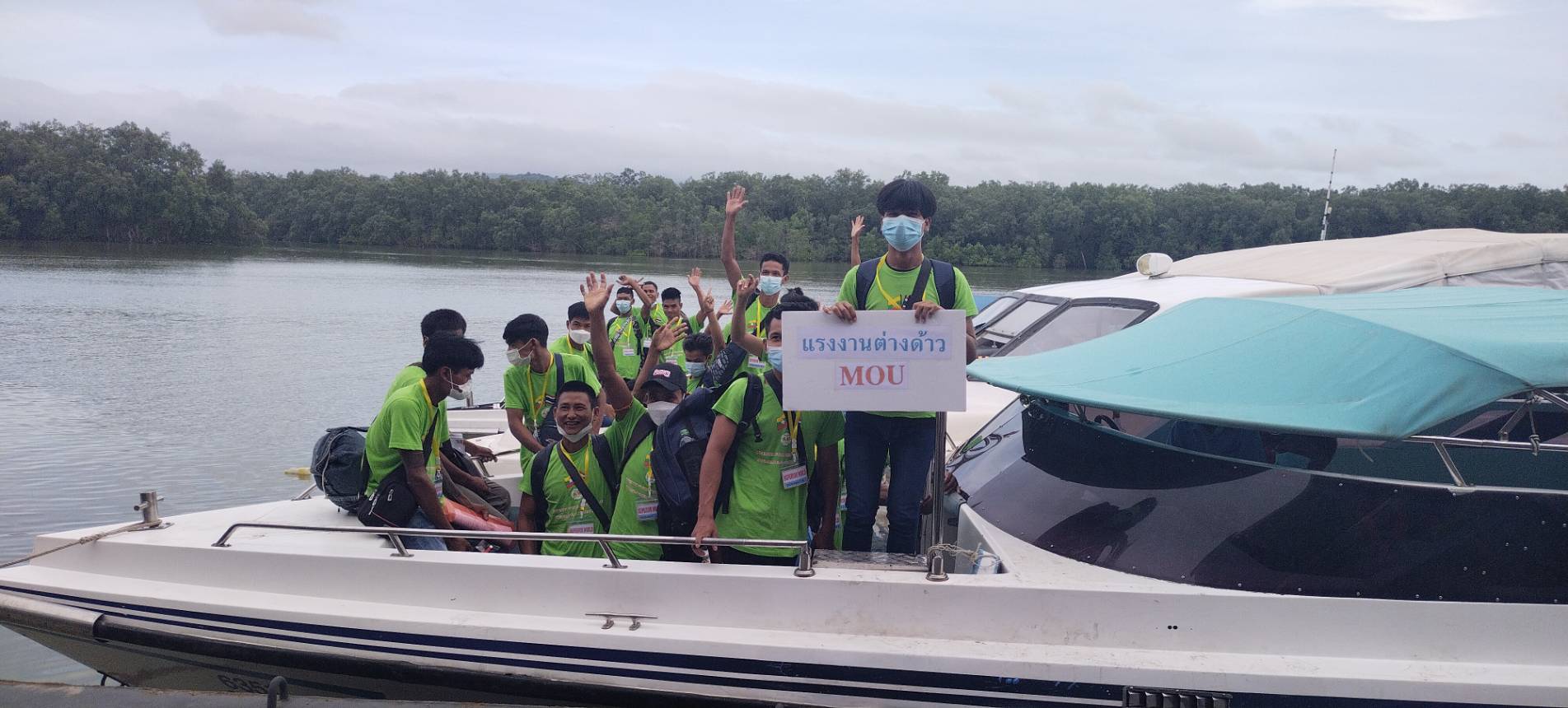 ด่านระนองคึกคัก แรงงานเมียนมาเดินทางเข้าไทยทางเรือ ทำงานตาม MOU