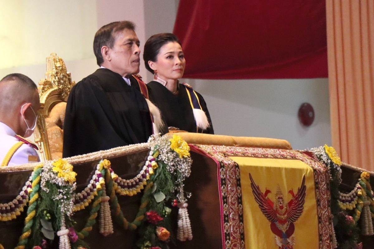 ในหลวง พระราชินี เสด็จฯพระราชทานปริญญาบัตร ม.ธรรมศาสตร์ 2,497 ราย