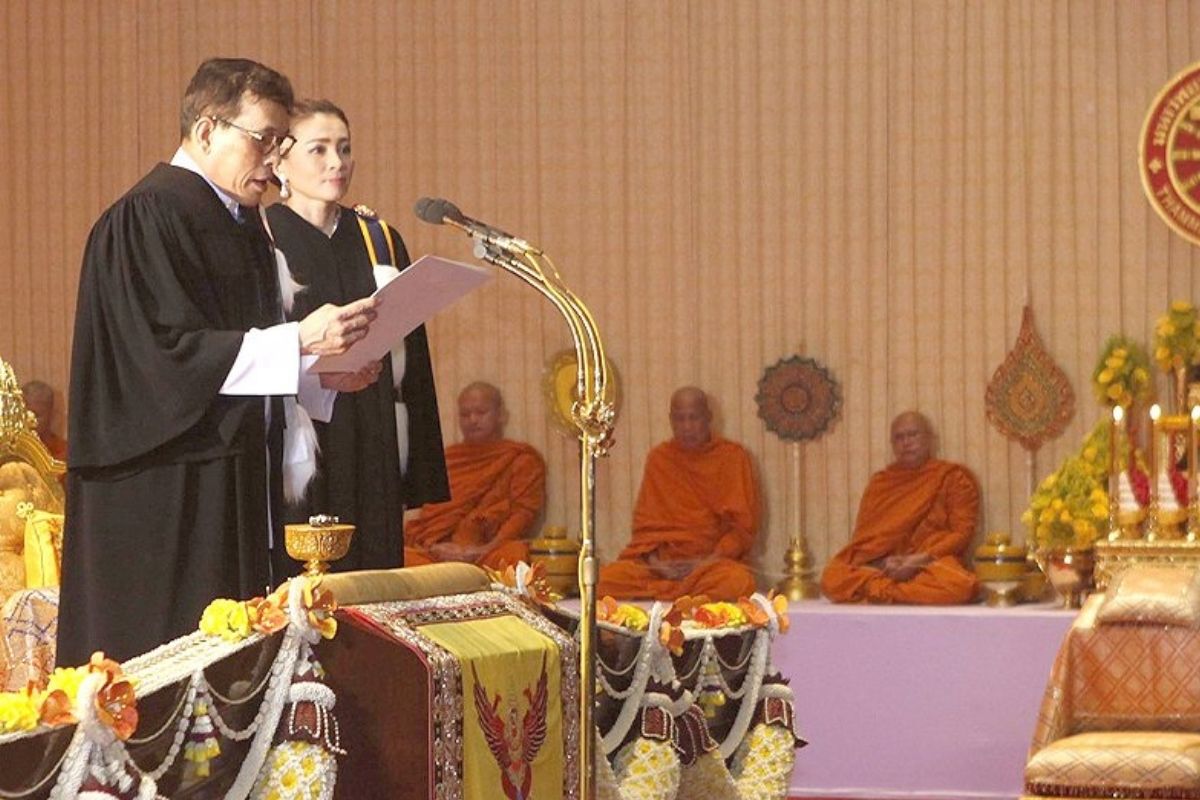 ในหลวง พระราชินี พระราชทานปริญญาบัตร ม.ธรรมศาสตร์