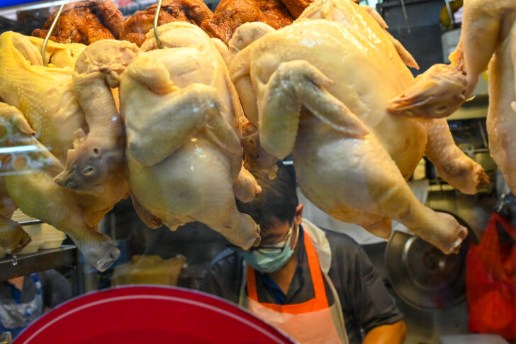 SINGAPORE-MALAYSIA-ECONOMY-CHICKEN สิงคโปร์แจกเงินช่วยธุรกิจขนาดเล็ก 4 หมื่นแห่ง แห่งละ 2.5 แสนบาท