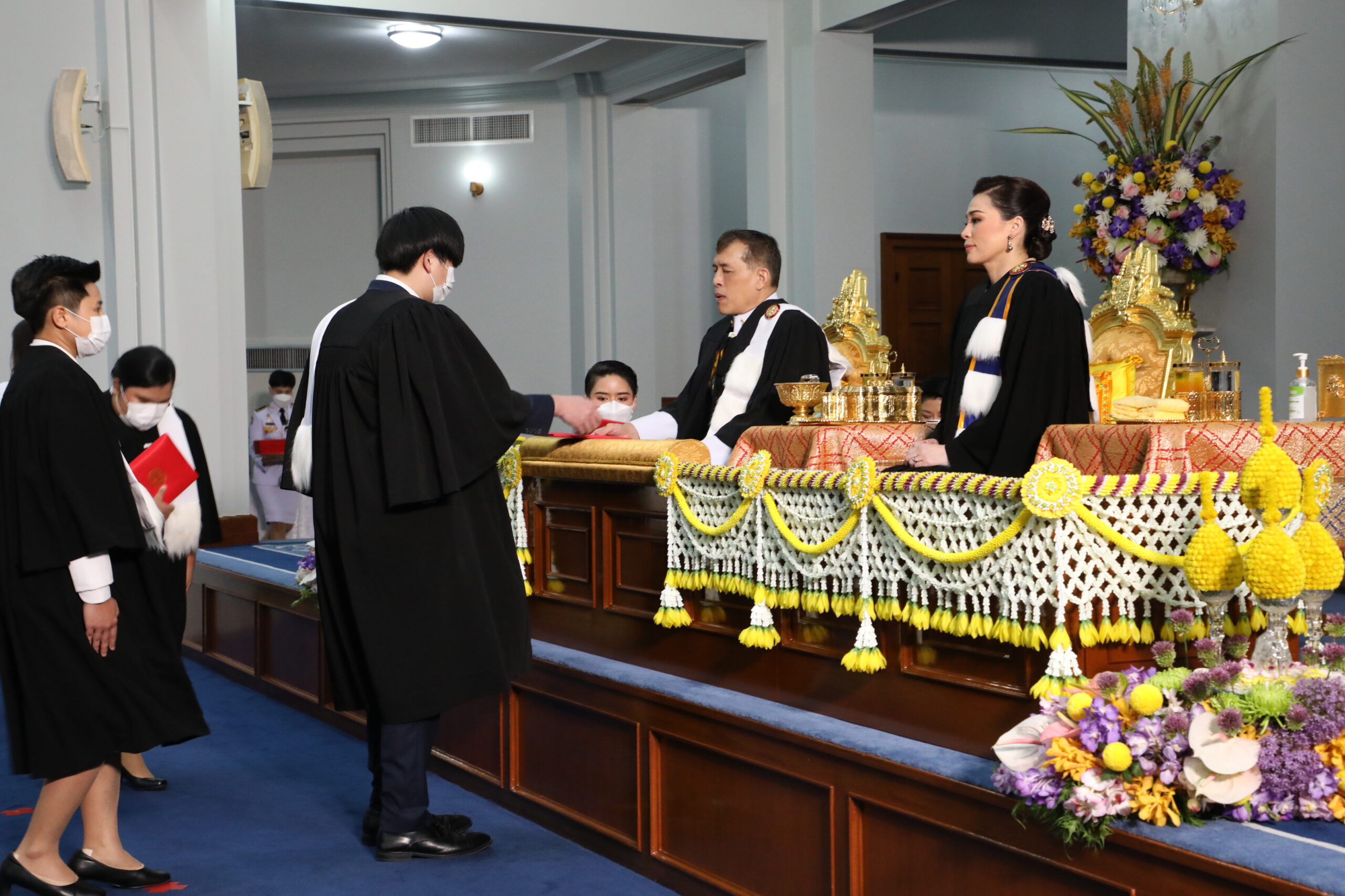 ในหลวง พระราชินี พระราชทานปริญญาบัตรแก่บัณฑิต มธ.-มสธ. เป็นกรณีพิเศษ