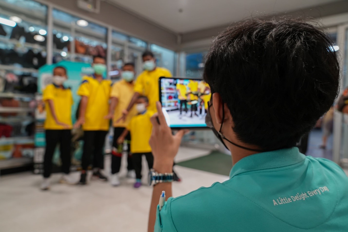 ‘โลตัส’ พาเยาวชนบ้านภูมิเวท ร่วมท่องโลกไดโนเสาร์เสมือนจริงด้วย AR