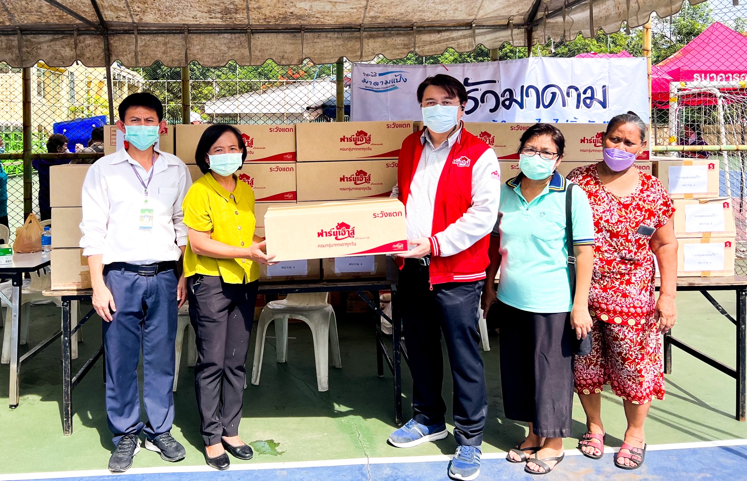 ฟาร์มเฮ้าส์ มอบขนมปัง 2,000 ชิ้น ให้ผู้ประสบภัยเพลิงไหม้ชุมชนบ่อนไก่