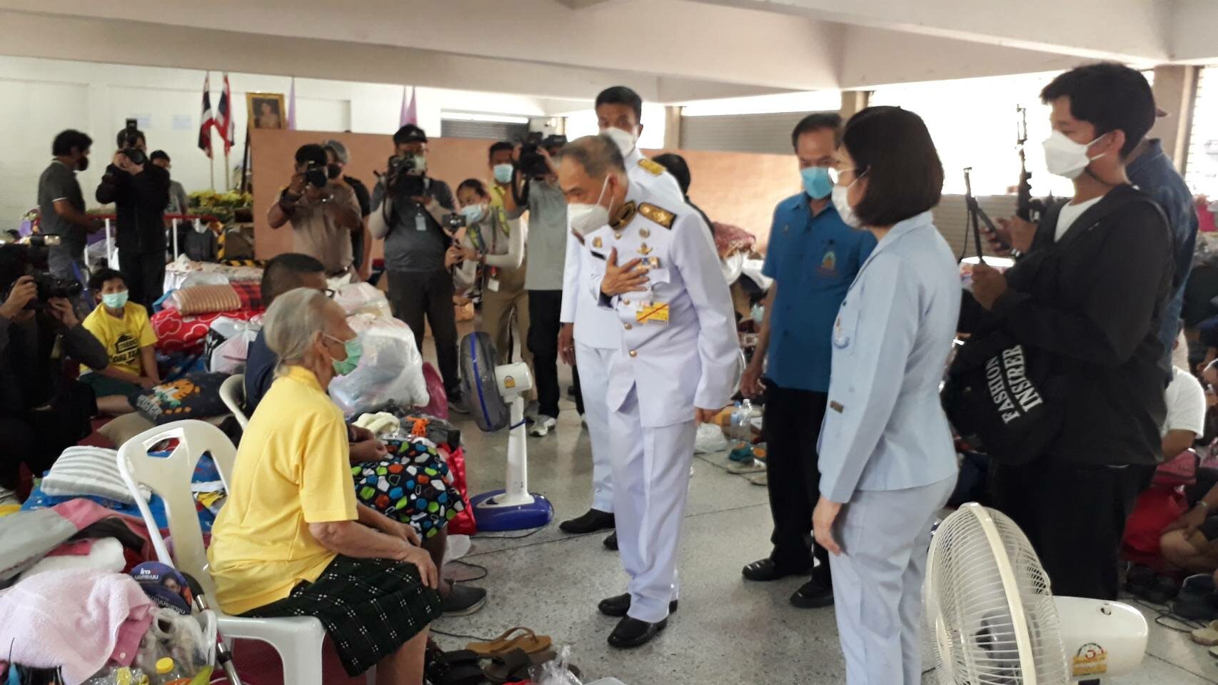 ในหลวง พระราชทานสิ่งของประชาชนผู้ประสบอัคคีภัย ชุมชนบ่อนไก่