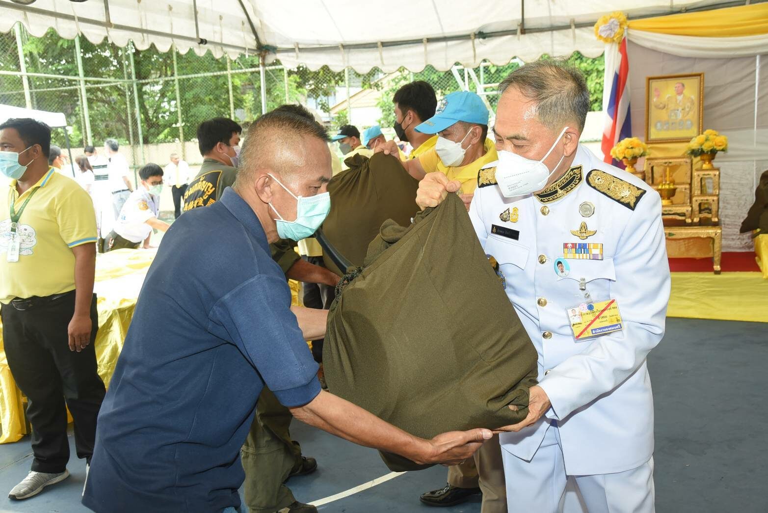 ในหลวง พระราชทานสิ่งของประชาชนผู้ประสบอัคคีภัย ชุมชนบ่อนไก่