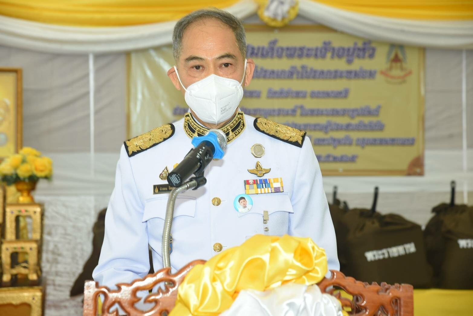 ในหลวง พระราชทานสิ่งของประชาชนผู้ประสบอัคคีภัย ชุมชนบ่อนไก่